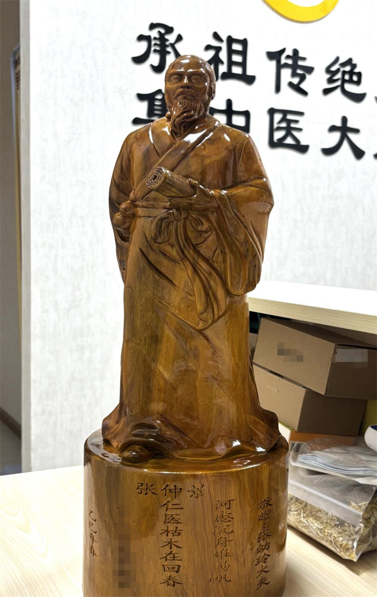 一尊雕像，兩份仁心：患者贈(zèng)“醫(yī)圣”張仲景雕像感恩張幼玲醫(yī)生