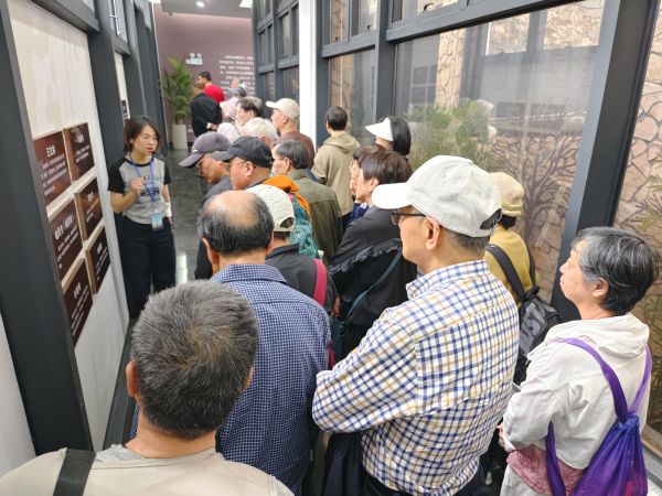 逐綠而行，共護一泓清水潤西湖