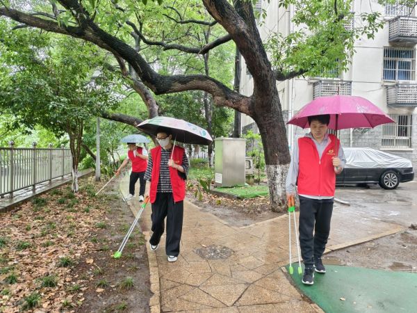 細(xì)雨中的堅(jiān)守：古東社區(qū)志愿者冒雨巡河，共筑水生態(tài)安全防線